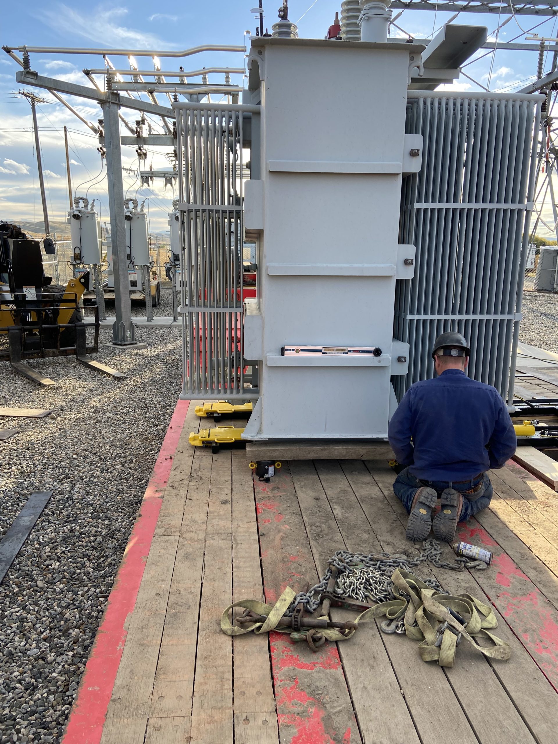 Hydraulic lift cylinders were used to lift the transformer onto the trailer.