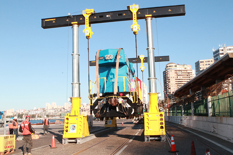 Locomotives being suspended in air to facilitate a move, using hydraulic gantries.