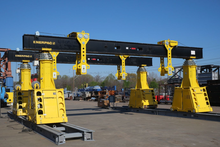 Hydraulic gantries in use.