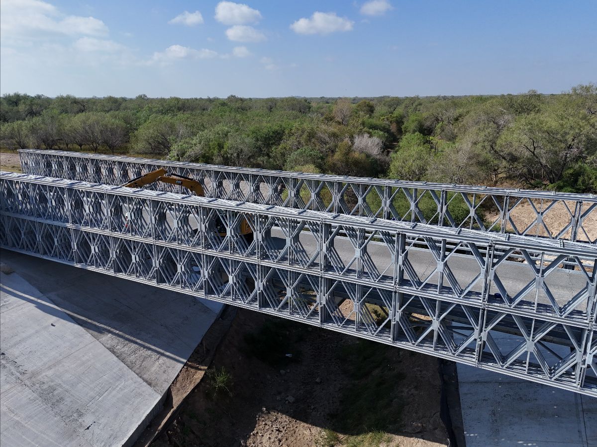 Bridge project using ring climbing cylinders.